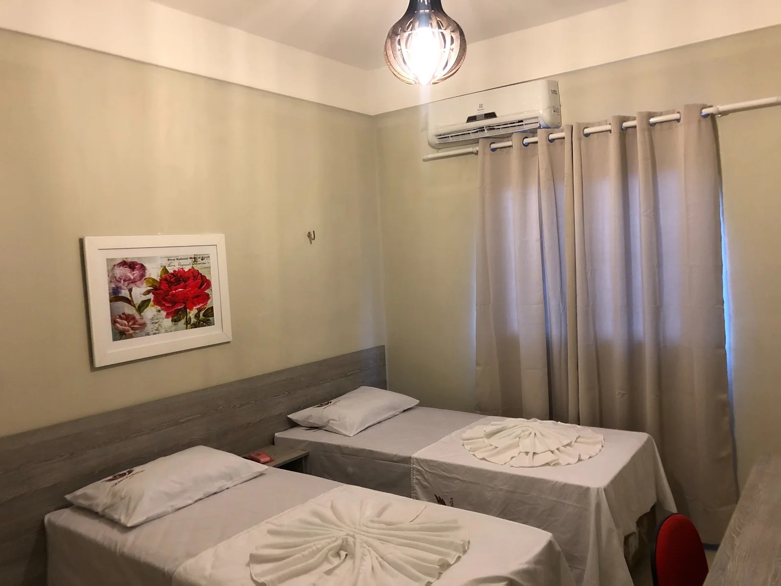Quarto com duas camas de solteiro e ar-condicionado